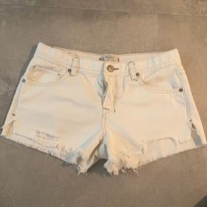 Free People distressed white denim shorts 🌈
